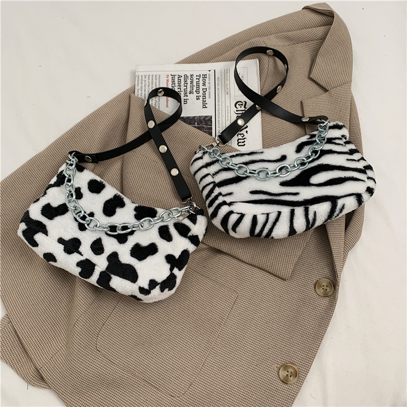 Sac peluche motif léopard — bandoulière chaîne, style édgy et texturé